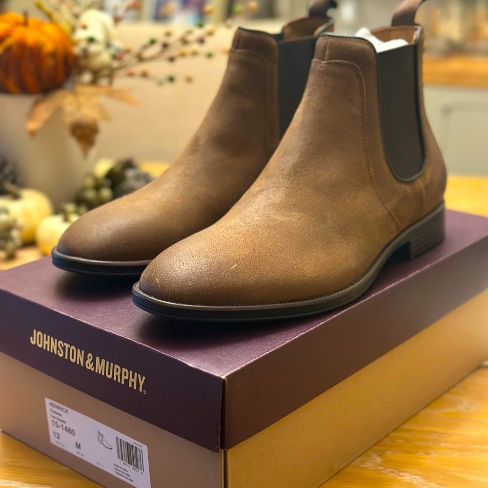 New in box J&M Henrick Chelsea tan suede